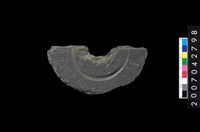 藏品(石環製作材料-中央帶啄孔與旋截痕打製圓板殘件)的圖片