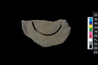 藏品(石環製作材料－中央帶旋截痕打製圓板殘件)的圖片