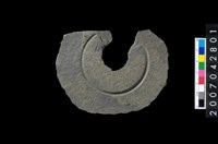 藏品(石環製作材料－中央帶啄孔與旋截痕打製圓板殘件)的圖片