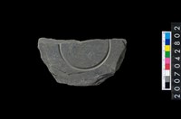 藏品(石環製作材料－中央帶旋截痕打製圓板)的圖片