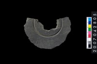 藏品(石環製作材料－中央帶啄孔與旋截痕打製圓板)的圖片