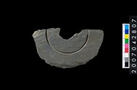 藏品(石環製作材料－中央帶啄孔與旋截痕打製圓板)的圖片