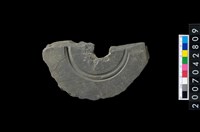 藏品(石環製作材料－中央帶啄孔與旋截痕打製圓板)的圖片