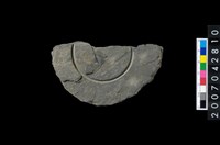 藏品(石環製作材料－中央帶旋截痕打製圓板)的圖片