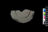 藏品(石環製作材料－中央帶啄孔與旋截痕打製圓板)的圖片