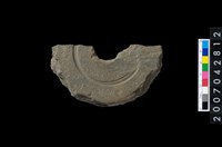 藏品(石環製作材料－中央帶啄孔與旋截痕打製圓板)的圖片