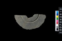 藏品(石環製作材料－中央帶啄孔與旋截痕打製圓板)的圖片