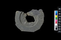 藏品(石環製作材料－中央帶啄孔與旋截痕打製圓板)的圖片