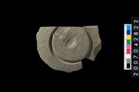 藏品(石環製作材料-中央帶啄孔與旋截痕打製圓板殘件)的圖片