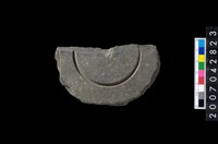 藏品(石環製作材料-中央帶啄孔與旋截痕打製圓板殘件)的圖片