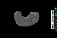 藏品(石環製作材料-中央帶啄孔與旋截痕打製圓板殘件)的圖片