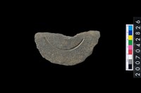 藏品(石環製作材料-中央帶啄孔與旋截痕打製圓板殘件)的圖片