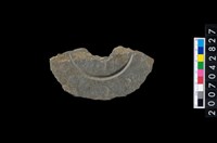 藏品(石環製作材料-中央帶啄孔與旋截痕打製圓板殘件)的圖片