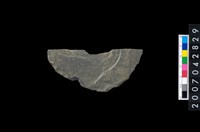 藏品(石環製作材料-中央帶啄孔與旋截痕打製圓板殘件)的圖片