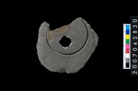 藏品(石環製作材料-中央帶啄孔與旋截痕打製圓板殘件)的圖片