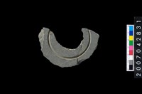 藏品(石環製作材料-中央帶啄孔與旋截痕打製圓板殘件)的圖片