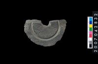 藏品(石環製作材料-中央帶啄孔與旋截痕打製圓板殘件)的圖片