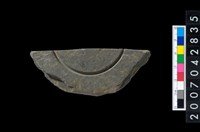 藏品(石環製作材料-中央帶旋截痕打製圓板殘件)的圖片