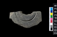 藏品(石環製作材料-中央帶啄孔與旋截痕打製圓板殘件)的圖片