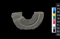 藏品(石環製作材料-中央帶啄孔與旋截痕打製圓板殘件)的圖片