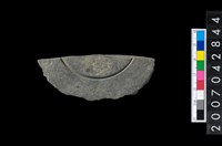 藏品(石環製作材料-中央帶啄孔與旋截痕打製圓板殘件)的圖片