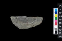 藏品(石環製作材料-中央帶旋截痕打製圓板殘件)的圖片