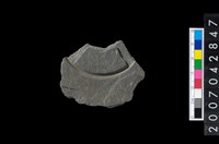 藏品(石環製作材料-中央帶旋截痕打製圓板殘件)的圖片