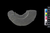 藏品(石環製作材料-中央帶啄孔與旋截痕打製圓板殘件)的圖片