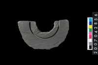 藏品(石環製作材料-中央帶啄孔與旋截痕打製圓板殘件)的圖片