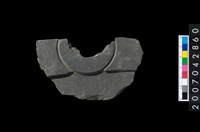 藏品(石環製作材料－中央帶啄孔與旋截痕打製圓板)的圖片