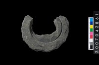 藏品(石環製作材料－中央帶啄孔與旋截痕打製圓板)的圖片