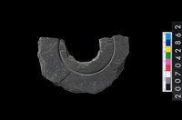 藏品(石環製作材料－中央帶啄孔與旋截痕打製圓板)的圖片