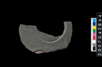 藏品(石環製作材料－中央帶啄孔與旋截痕打製圓板)的圖片