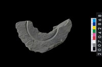 藏品(石環製作材料－中央帶啄孔與旋截痕打製圓板)的圖片