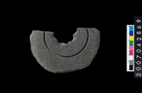 藏品(石環製作材料－中央帶啄孔與旋截痕打製圓板)的圖片