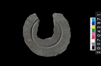 藏品(石環製作材料－中央帶啄孔與旋截痕打製圓板)的圖片