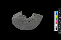 藏品(石環製作材料-中央帶啄孔與旋截痕打製圓板殘件)的圖片