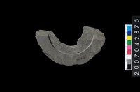 藏品(石環製作材料-中央帶啄孔與旋截痕打製圓板殘件)的圖片