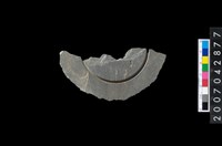 藏品(石環製作材料-中央帶啄孔與旋截痕打製圓板殘件)的圖片