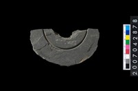 藏品(石環製作材料-中央帶啄孔與旋截痕打製圓板殘件)的圖片