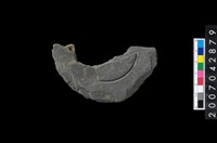 藏品(石環製作材料-中央帶啄孔與旋截痕打製圓板殘件)的圖片