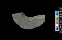 藏品(石環製作材料-中央帶啄孔與旋截痕打製圓板殘件)的圖片