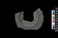 藏品(石環製作材料-中央帶啄孔與旋截痕打製圓板殘件)的圖片