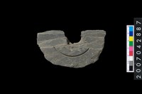 藏品(石環製作材料-中央帶啄孔與旋截痕打製圓板殘件)的圖片