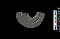 藏品(石環製作材料-中央帶啄孔與旋截痕打製圓板殘件)的圖片