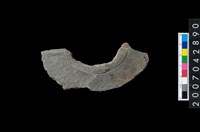 藏品(石環製作材料－中央帶啄孔與旋截痕打製圓板殘件)的圖片