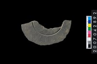 藏品(石環製作材料－中央帶啄孔與旋截痕打製圓板殘件)的圖片