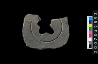 藏品(石環製作材料－中央帶啄孔與旋截痕打製圓板殘件)的圖片