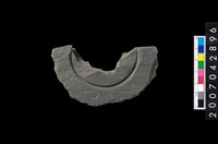 藏品(石環製作材料－中央帶啄孔與旋截痕打製圓板殘件)的圖片