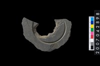 藏品(石環製作材料－中央帶啄孔與旋截痕打製圓板殘件)的圖片